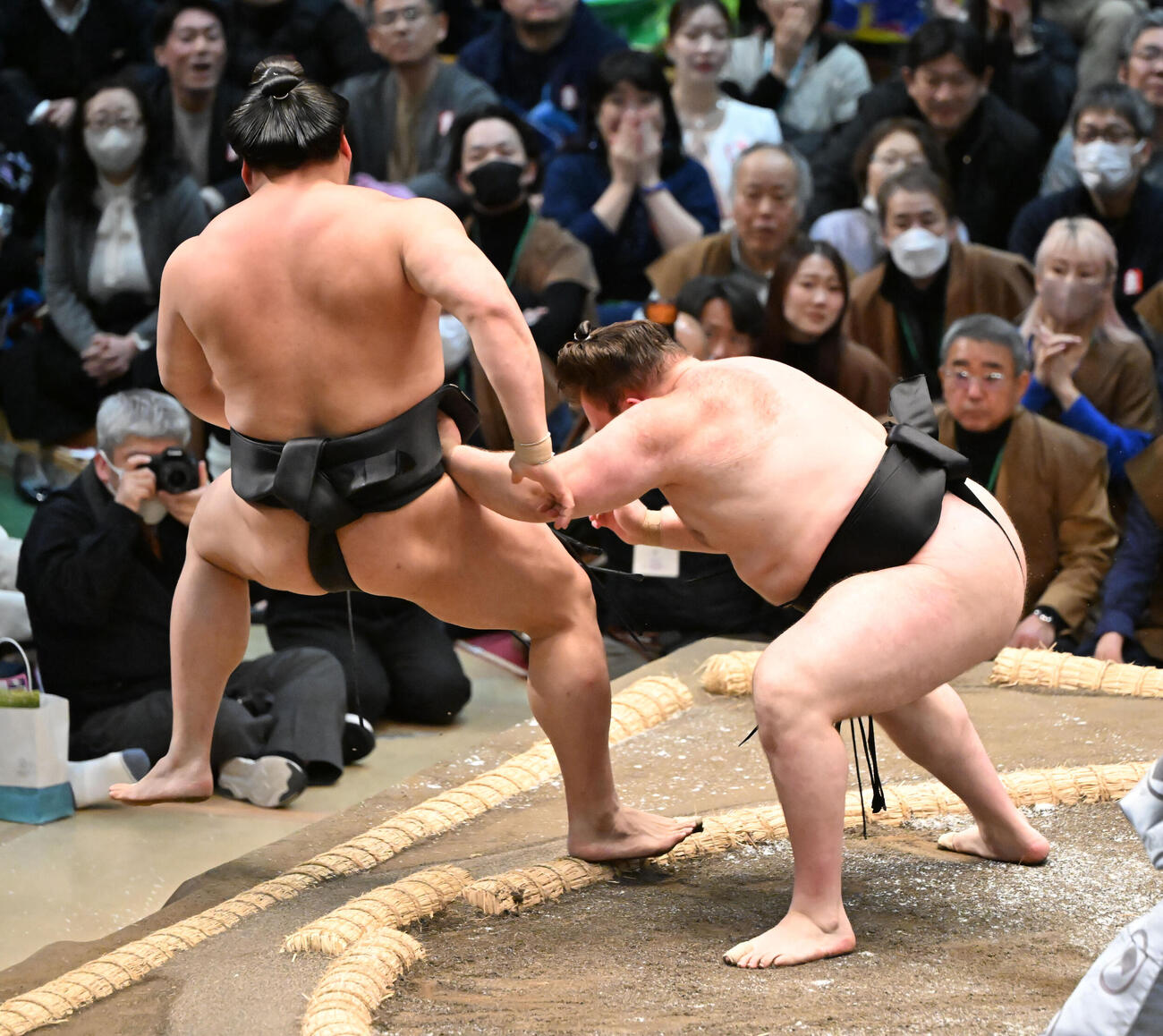安青錦（右）は寄り切りで若元春を破る（撮影・和賀正仁）