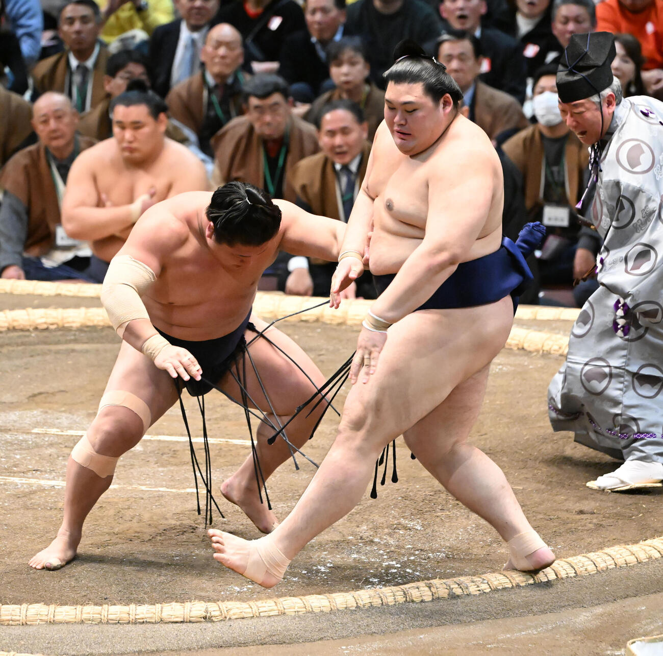若隆景（左）は押し出しで大の里を破る（撮影・和賀正仁）