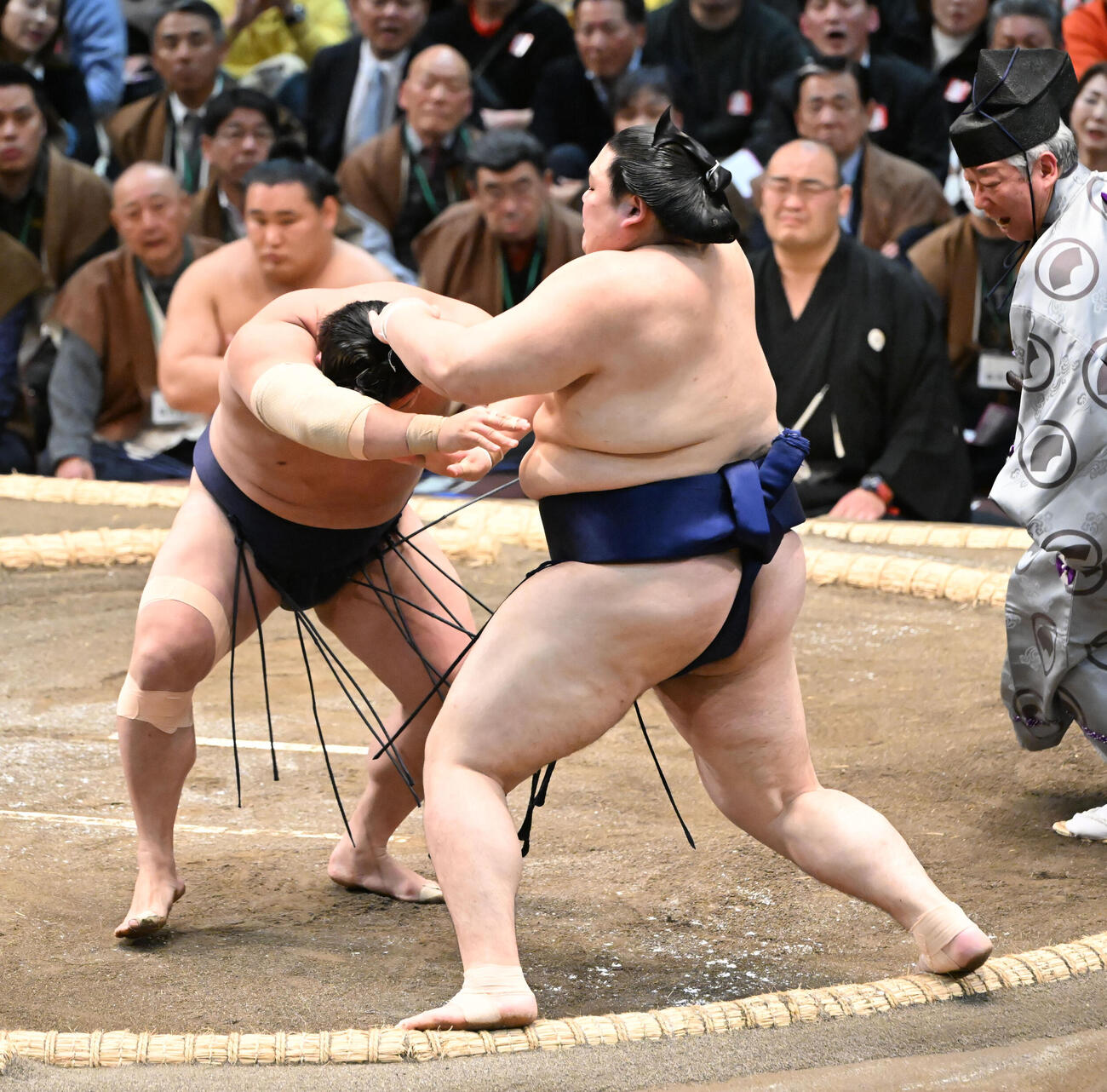 若隆景（左）は押し出しで大の里を破る（撮影・和賀正仁）