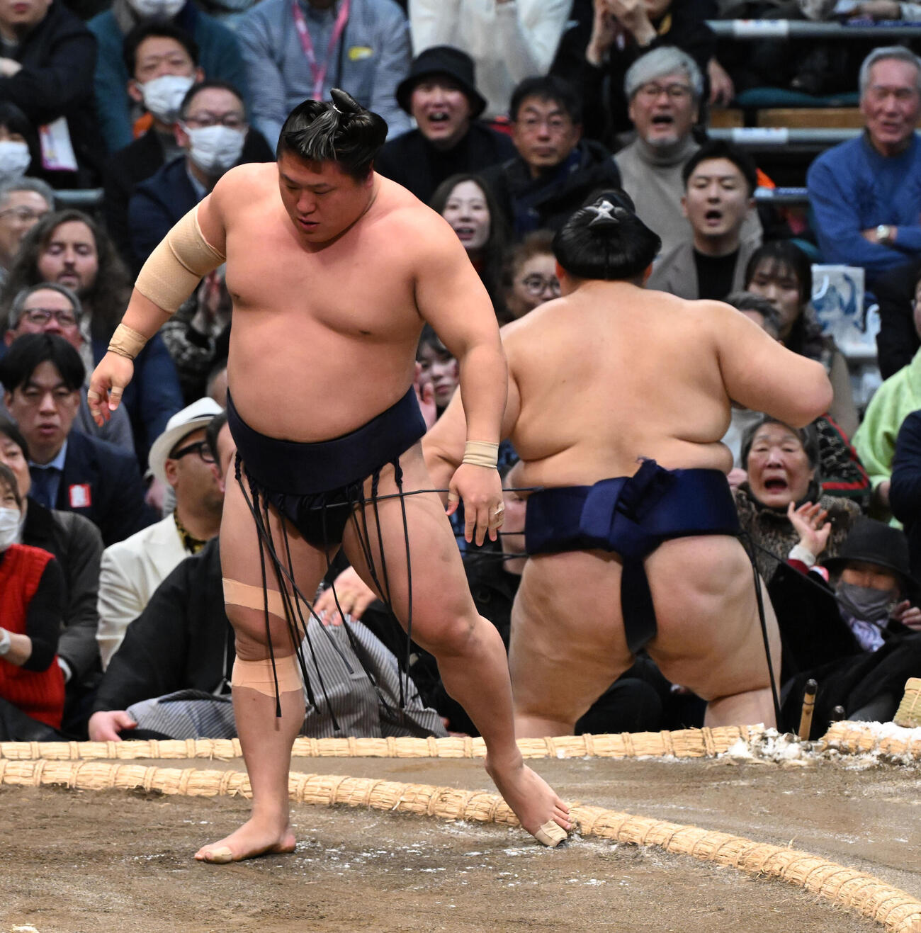 若隆景（手前）は押し出しで大の里を破る