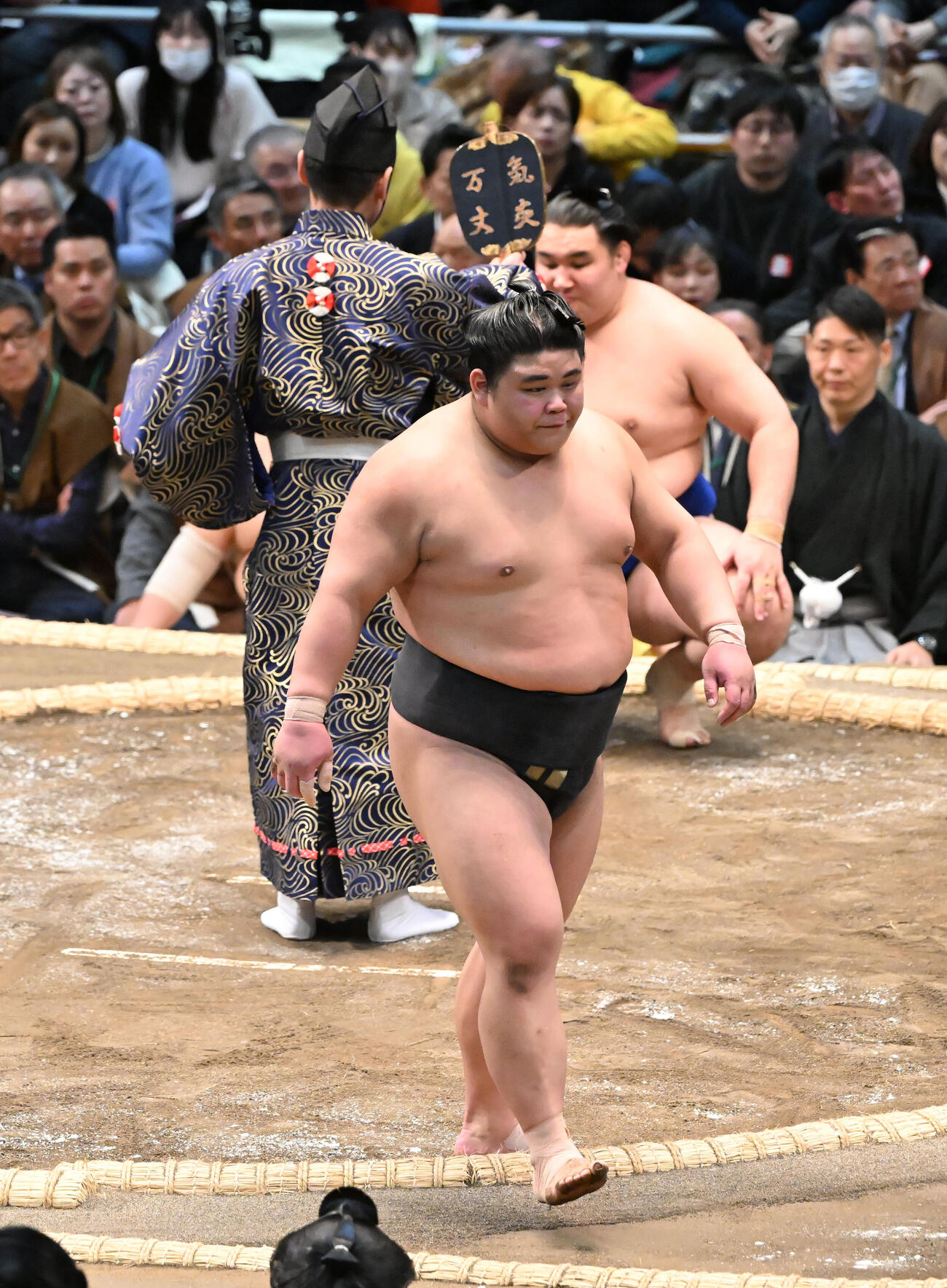 欧勝馬にはたき込みで敗れる伯乃富士（撮影・和賀正仁）