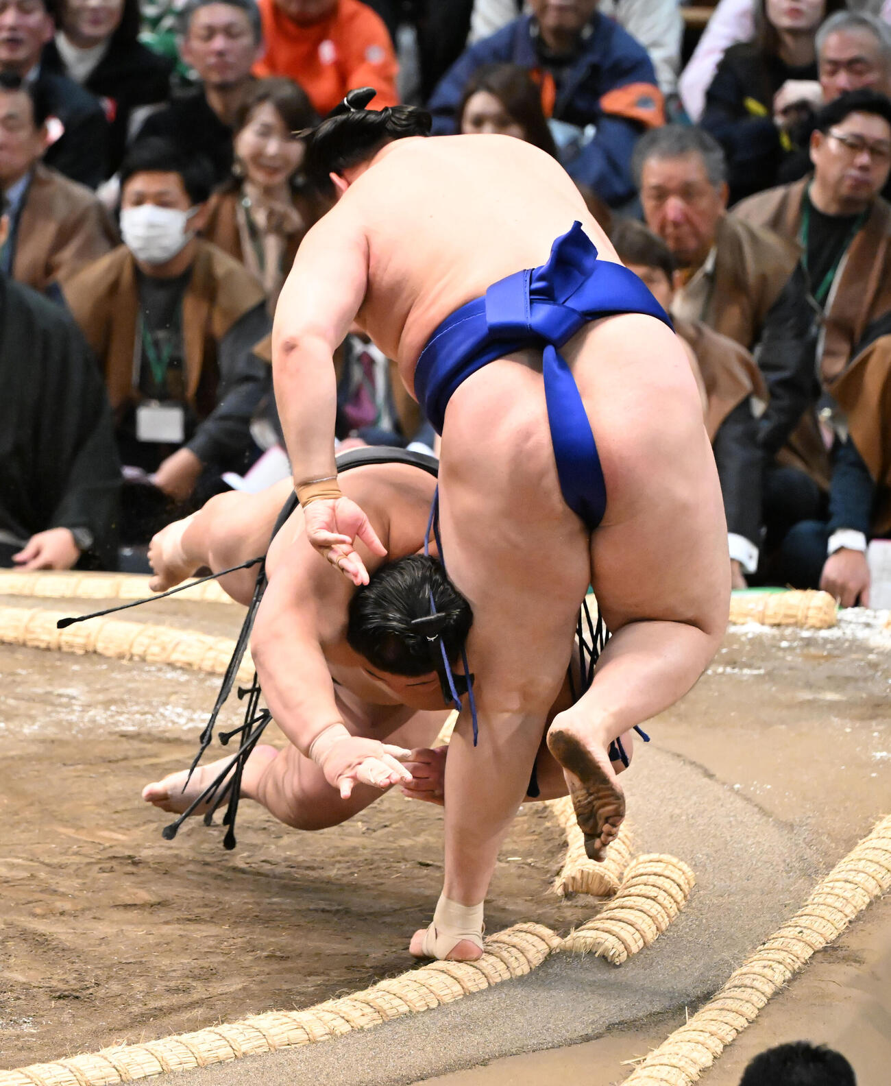 欧勝馬（手前）にはたき込みで敗れる伯乃富士（撮影・和賀正仁）