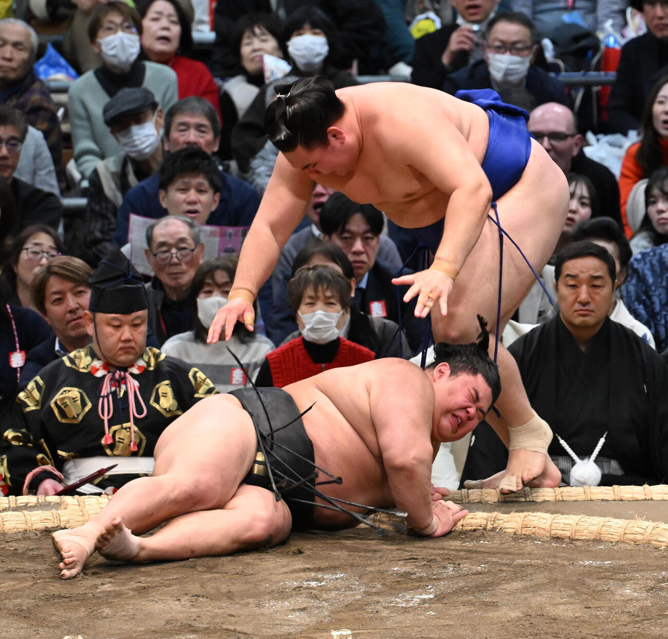 欧勝馬（奥）ははたき込みで伯乃富士を破る