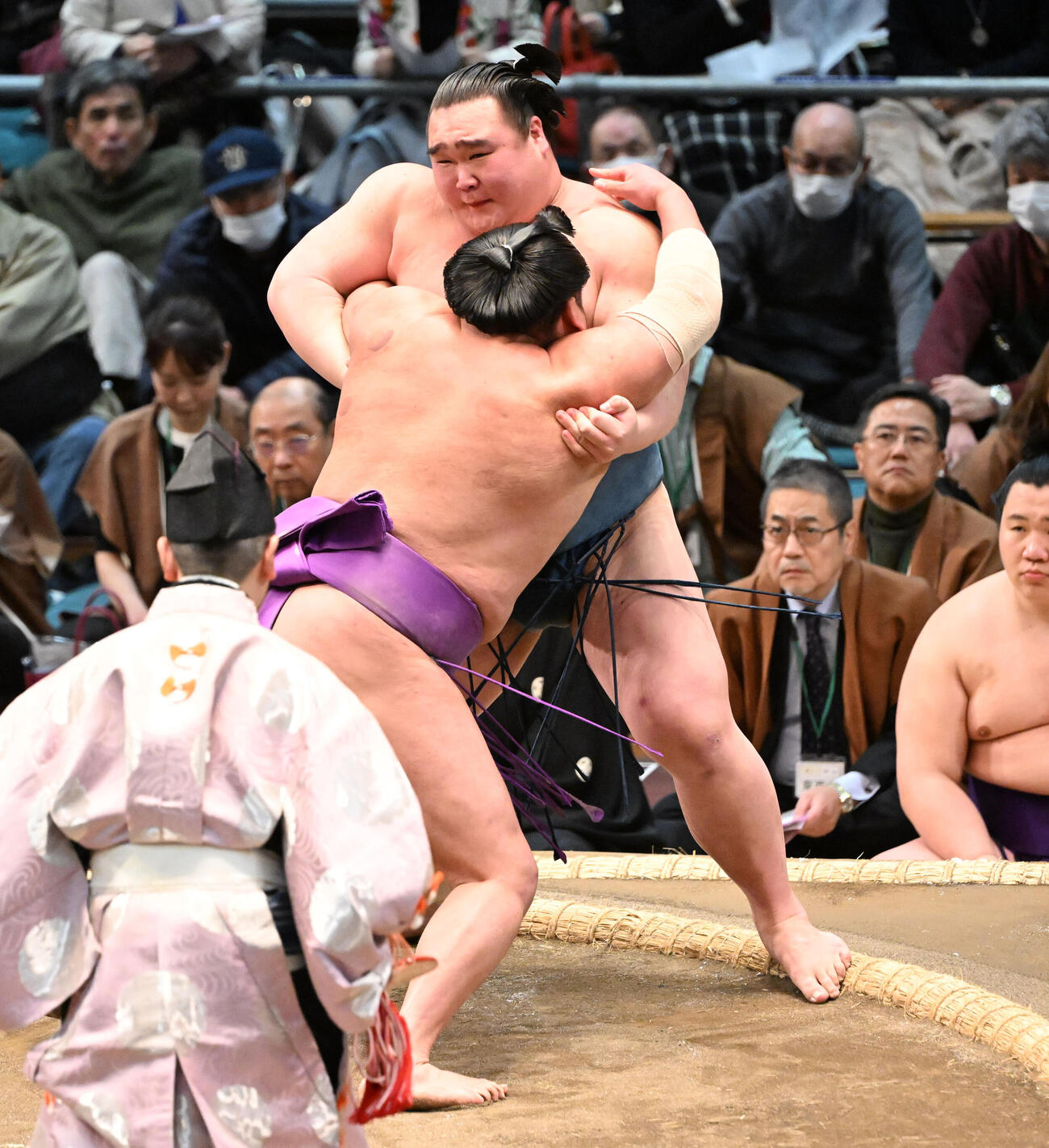白熊（奥）を寄り切りで破る尊富士（撮影・和賀正仁）