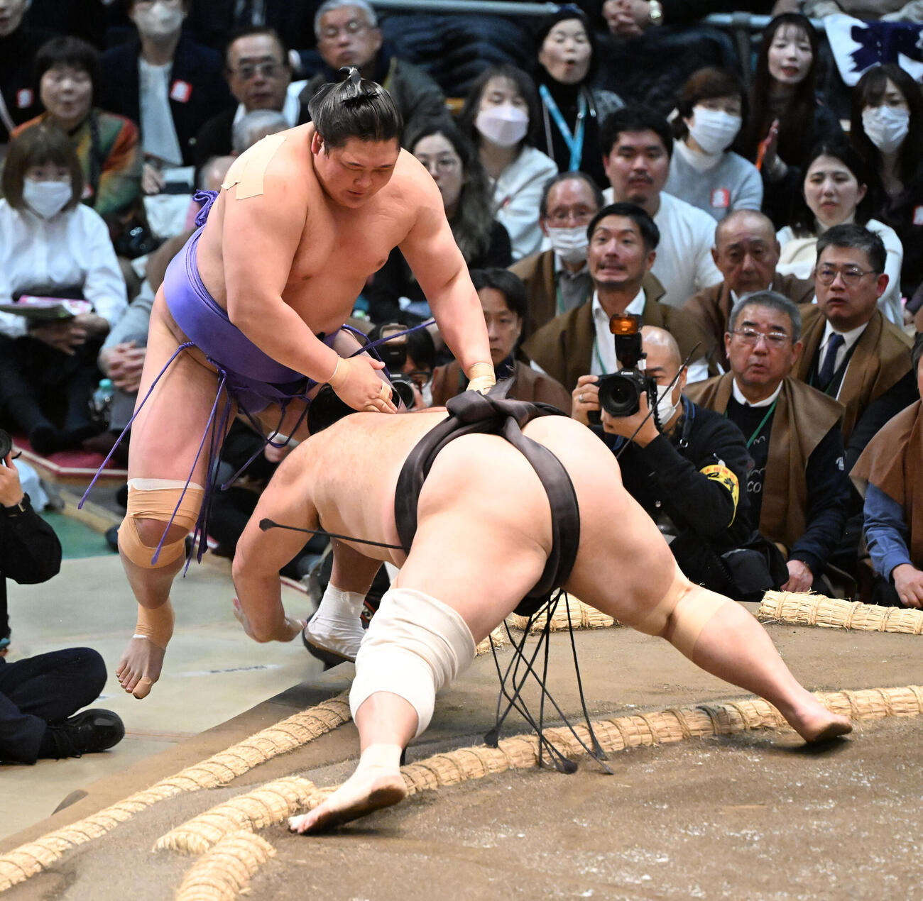 朝乃山（右）は押し出しで欧勝海を破る（撮影・和賀正仁）