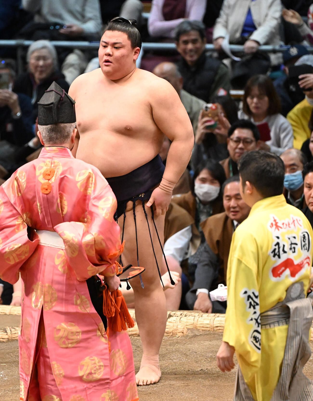 安青錦を寄り倒しで破った義ノ富士（撮影・和賀正仁）