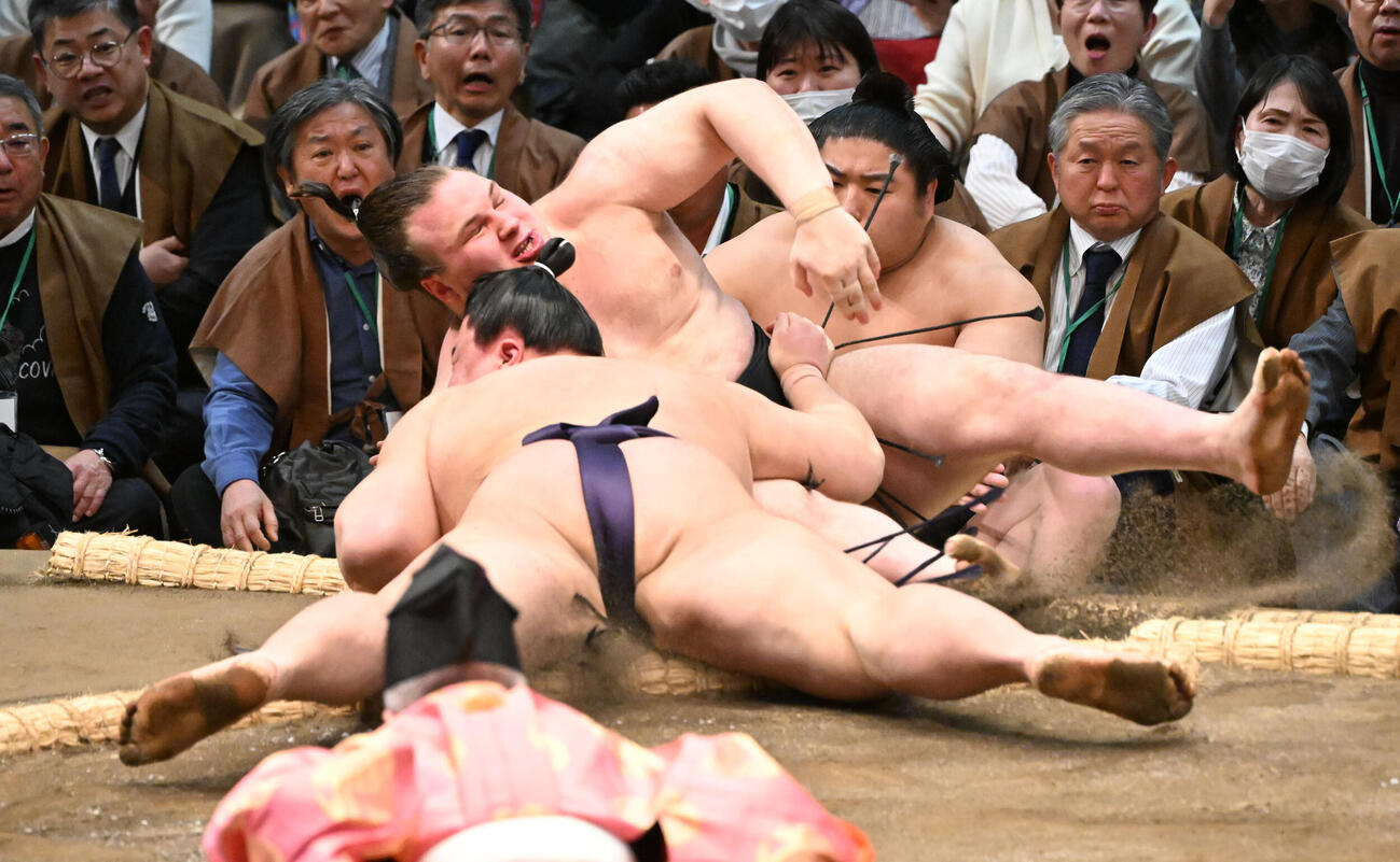 安青錦（奥）は寄り倒しで義ノ富士に敗れる（撮影・和賀正仁）