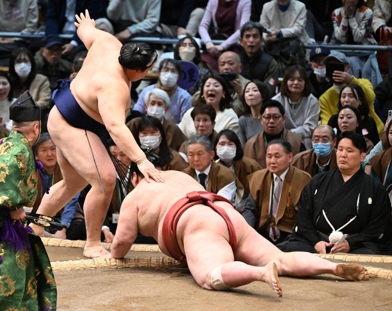 熱海富士（手前）に寄り切りで敗れる大の里（撮影・和賀正仁）