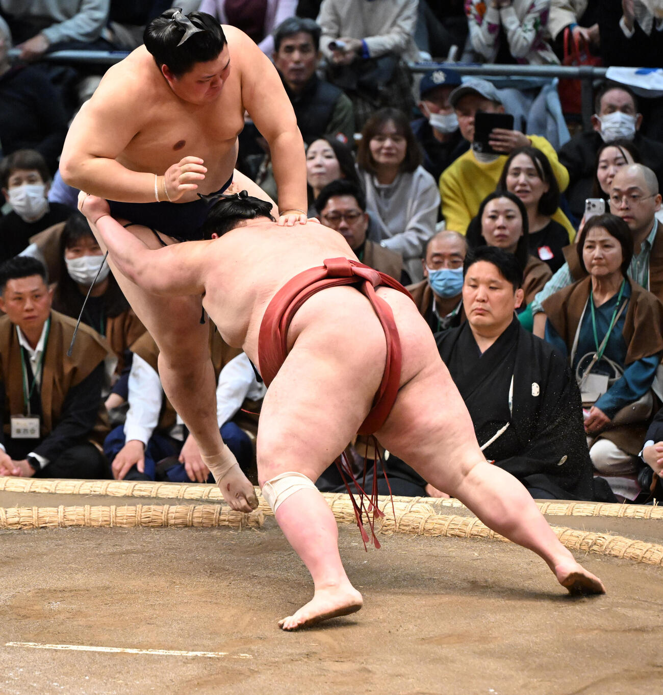 熱海富士（手前）に寄り切りで敗れる大の里（撮影・和賀正仁）