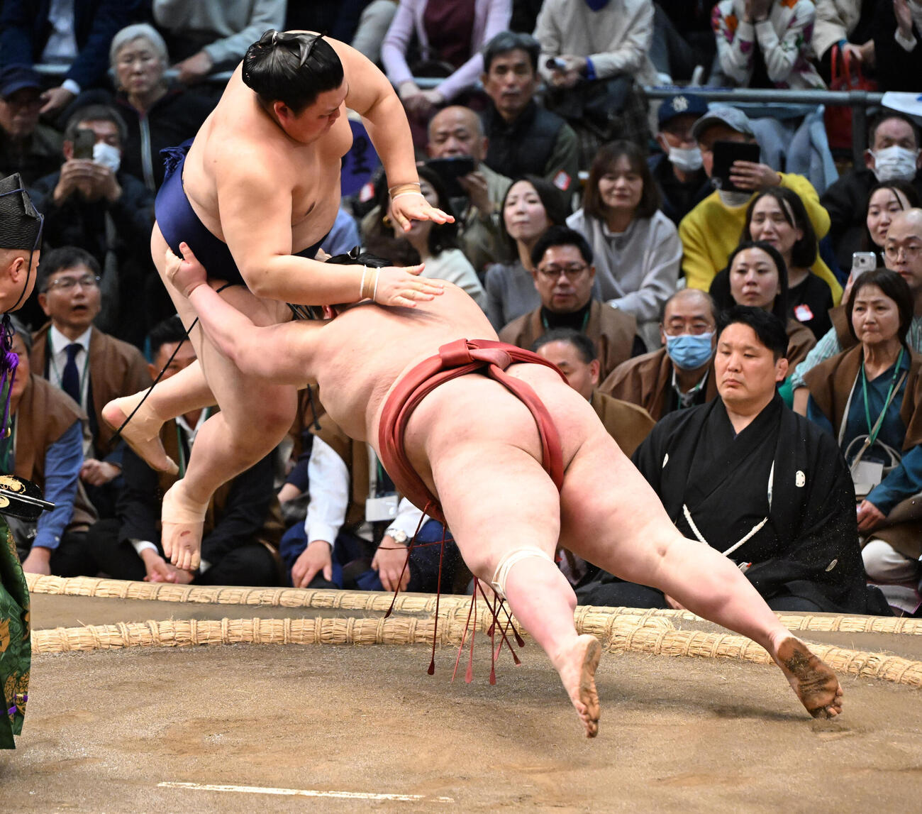 熱海富士（手前）に寄り切りで敗れる大の里（撮影・和賀正仁）