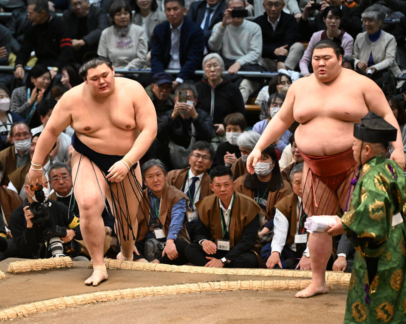 熱海富士（右）に寄り切りで敗れる大の里（撮影・和賀正仁）