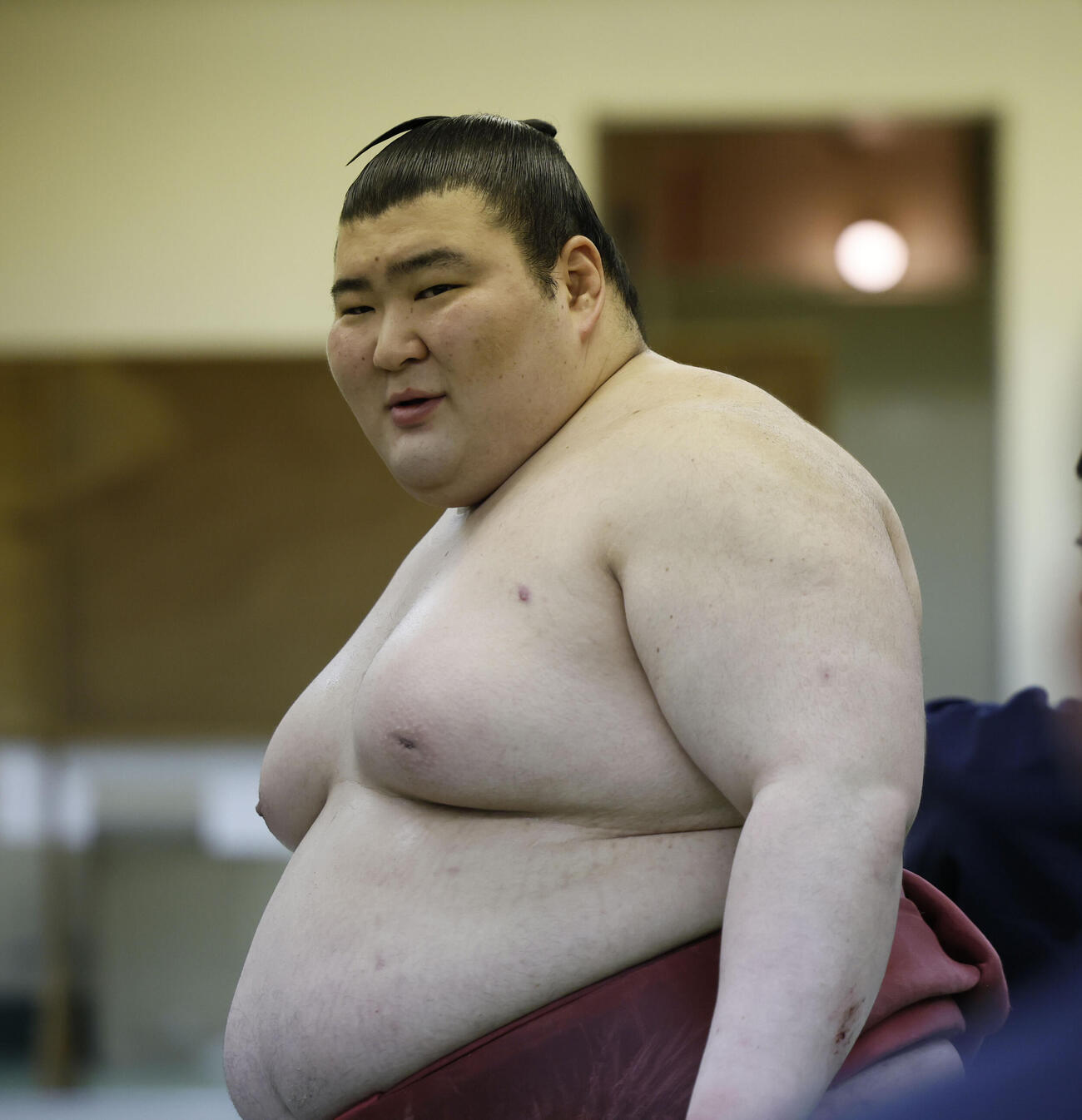 支度部屋で笑顔を見せる熱海富士