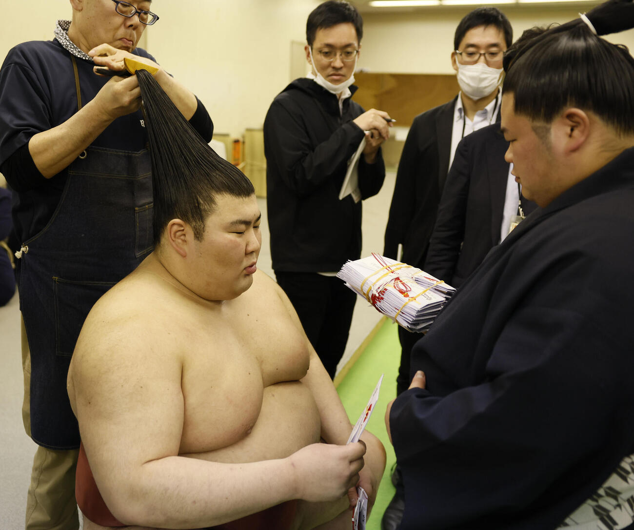 支度部屋で懸賞金を手にする熱海富士