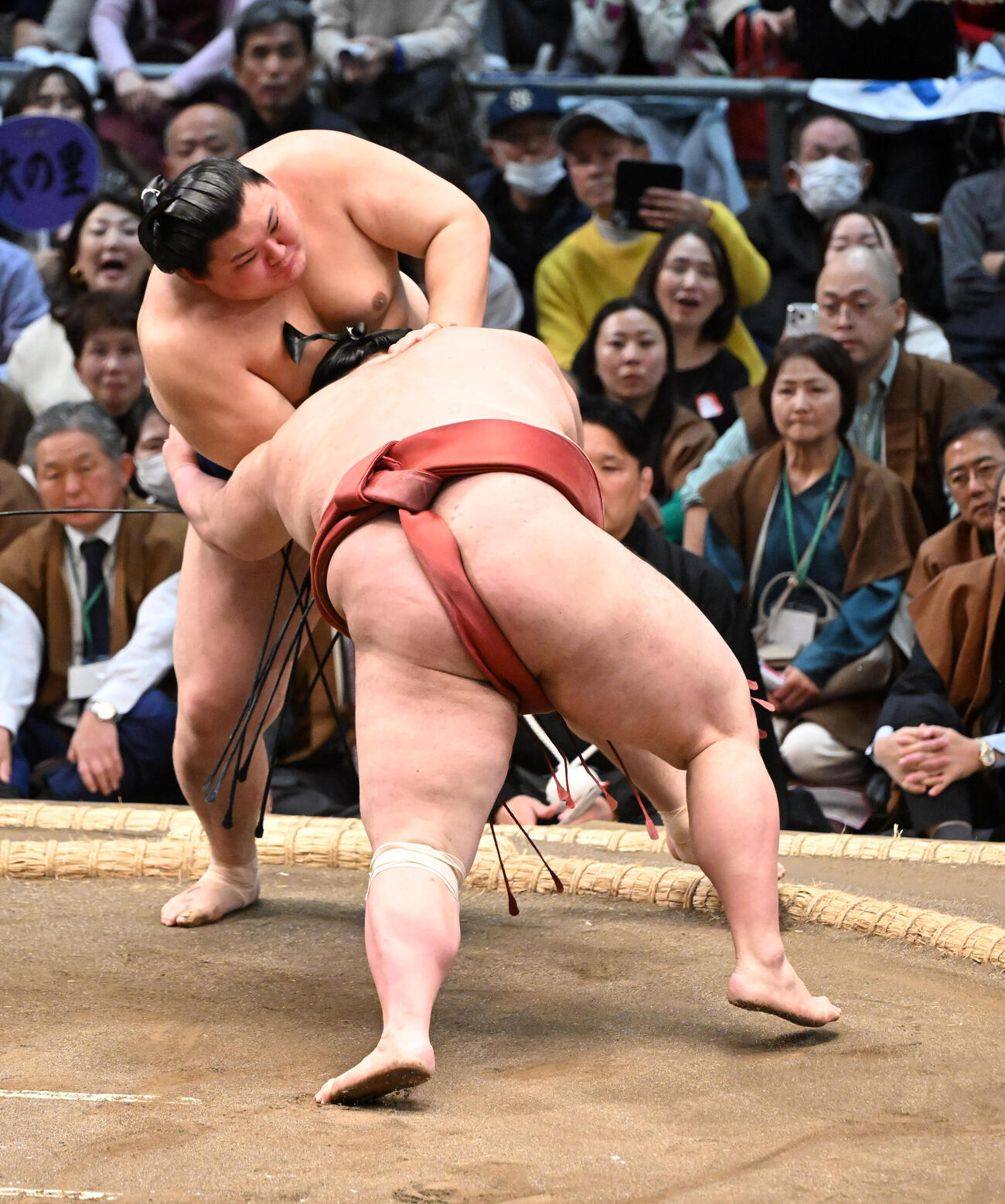 熱海富士（手前）に寄り切りで敗れる大の里（撮影・和賀正仁）