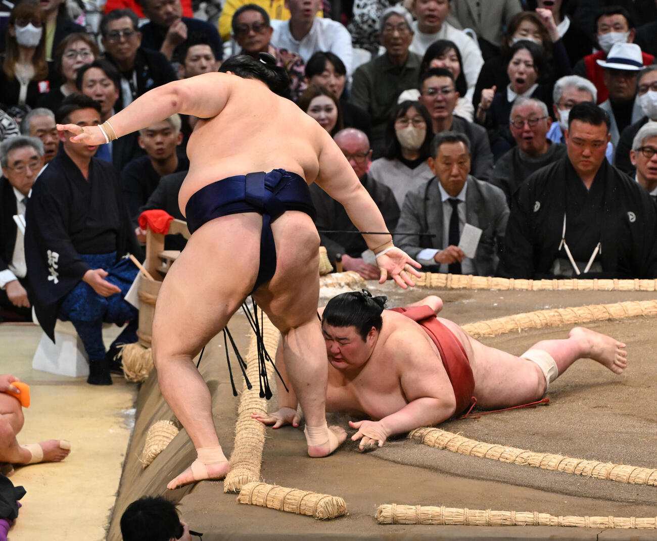大の里（左）を寄り切りで破る熱海富士