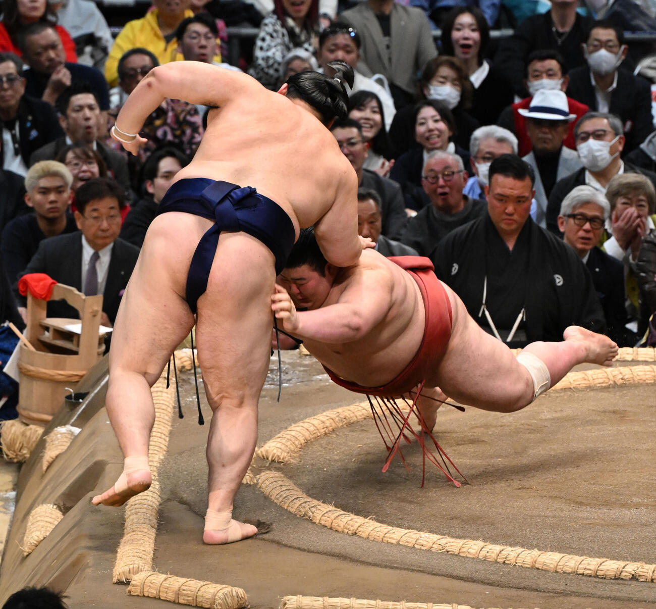 大の里（左）を寄り切りで破る熱海富士