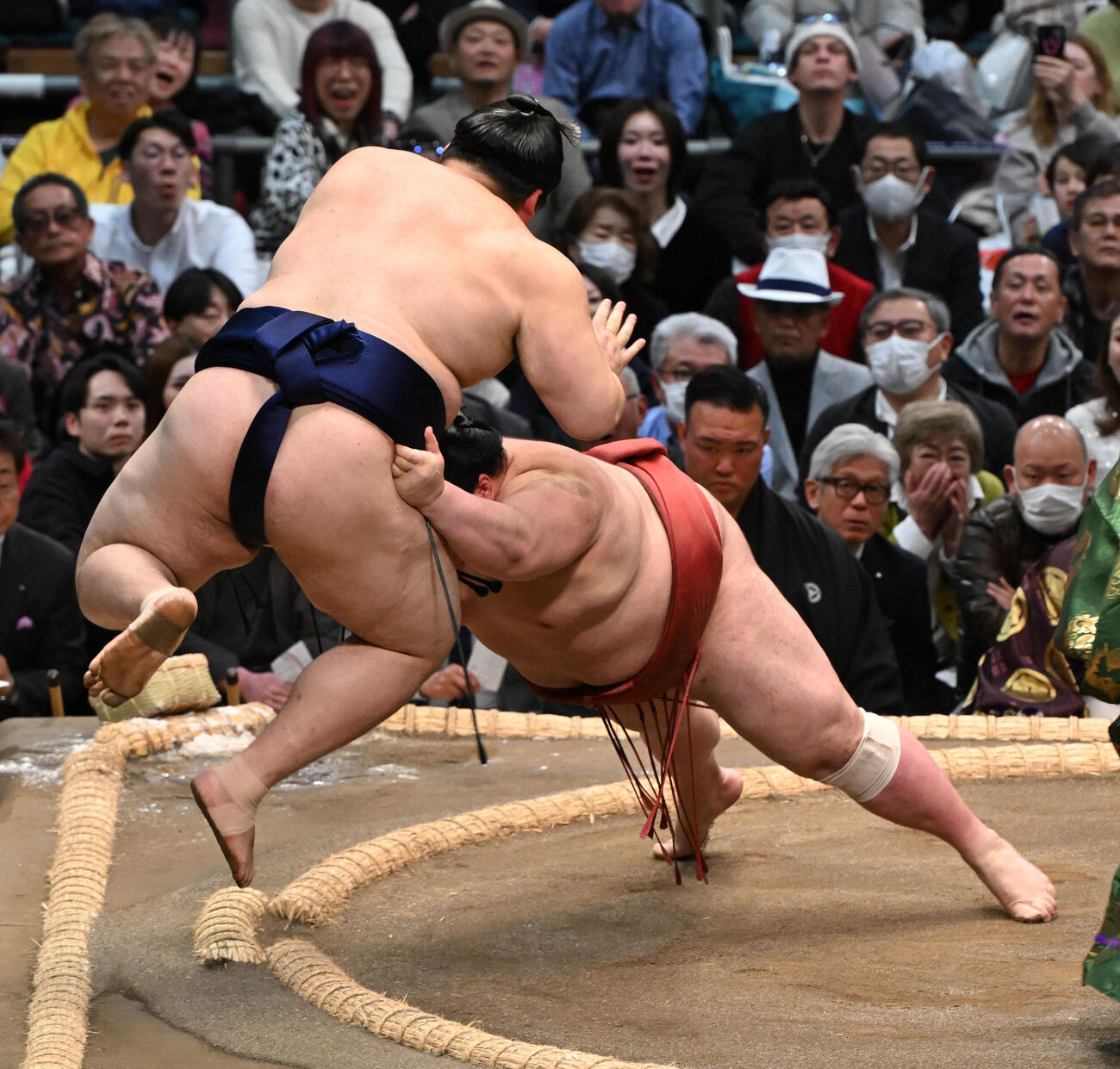 大の里（左）を寄り切りで破る熱海富士