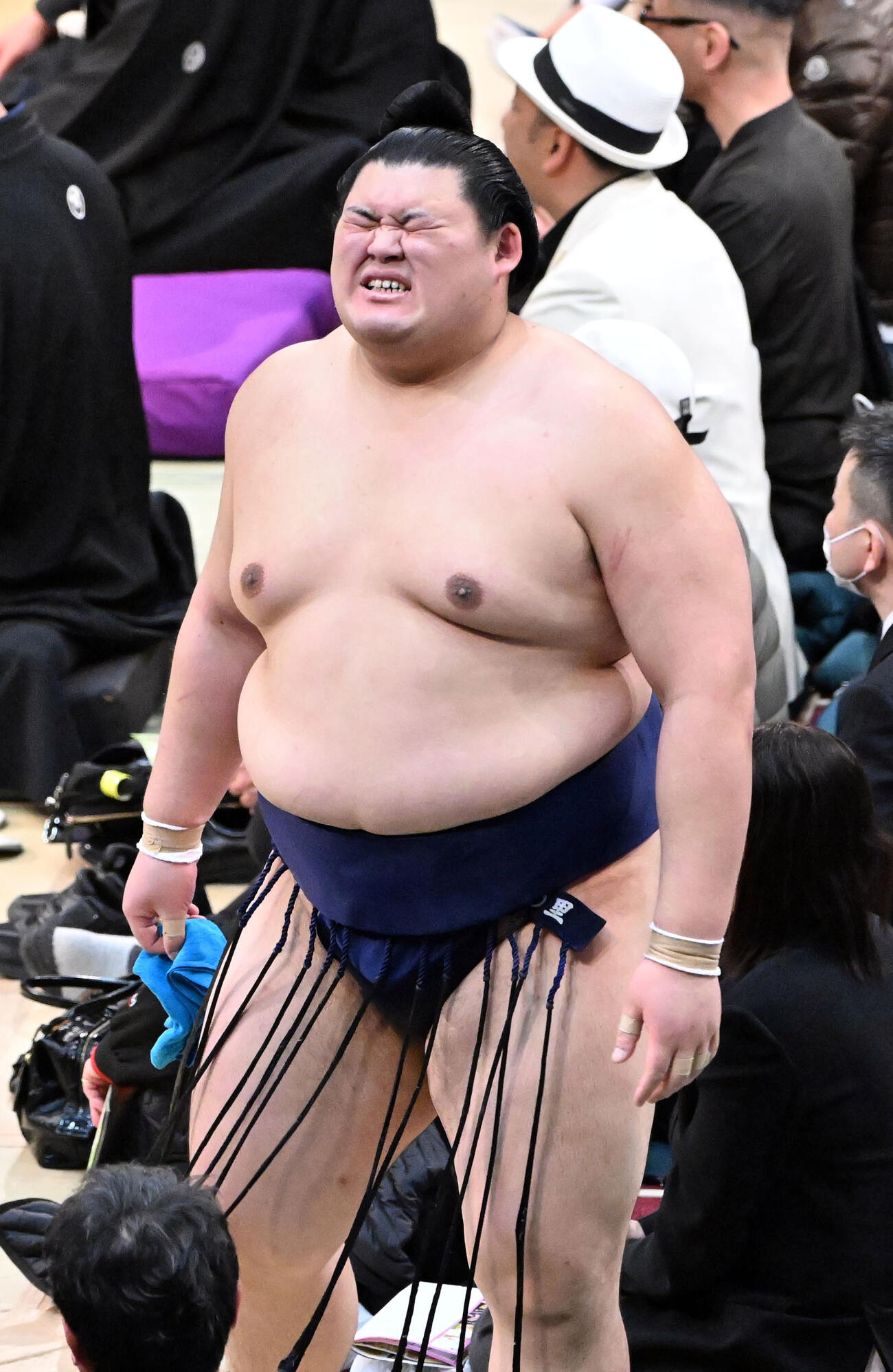 熱海富士に敗れ、悔しそうに花道を引き揚げる大の里（撮影・和賀正仁）