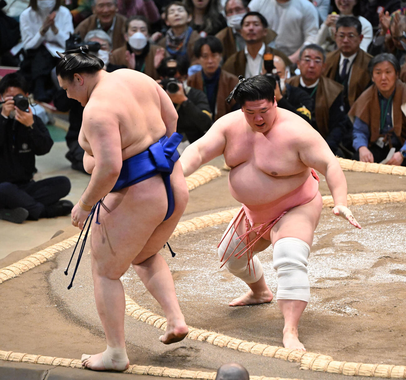 欧勝馬（左）を押し出しで破る宇良（撮影・和賀正仁）