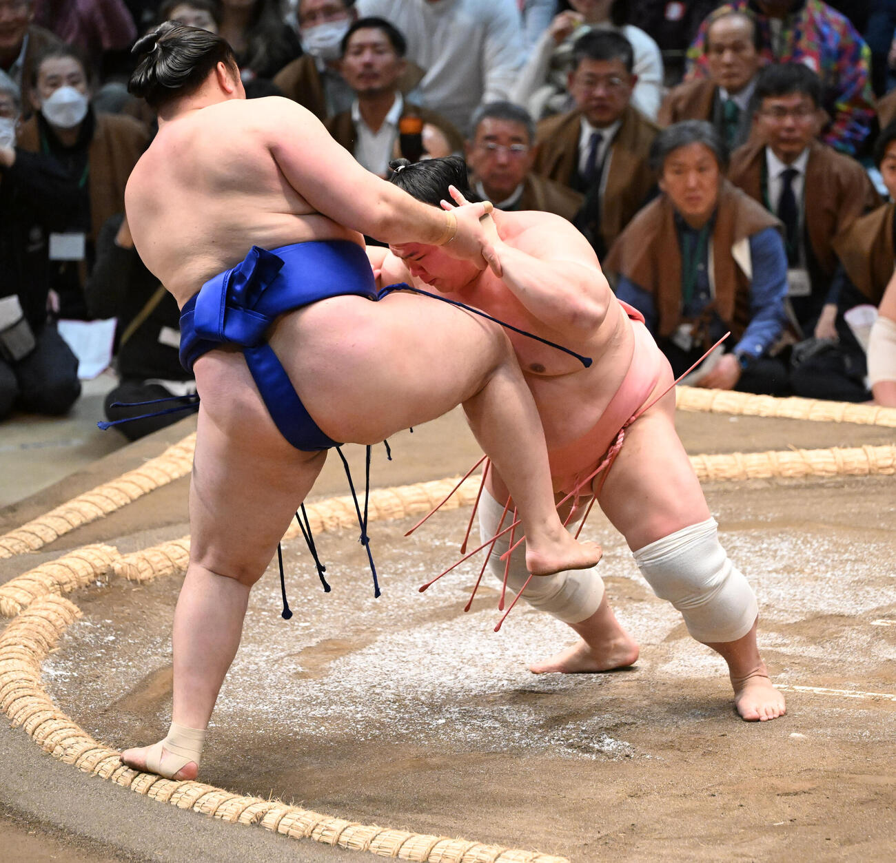 欧勝馬（左）を押し出しで破る宇良（撮影・和賀正仁）