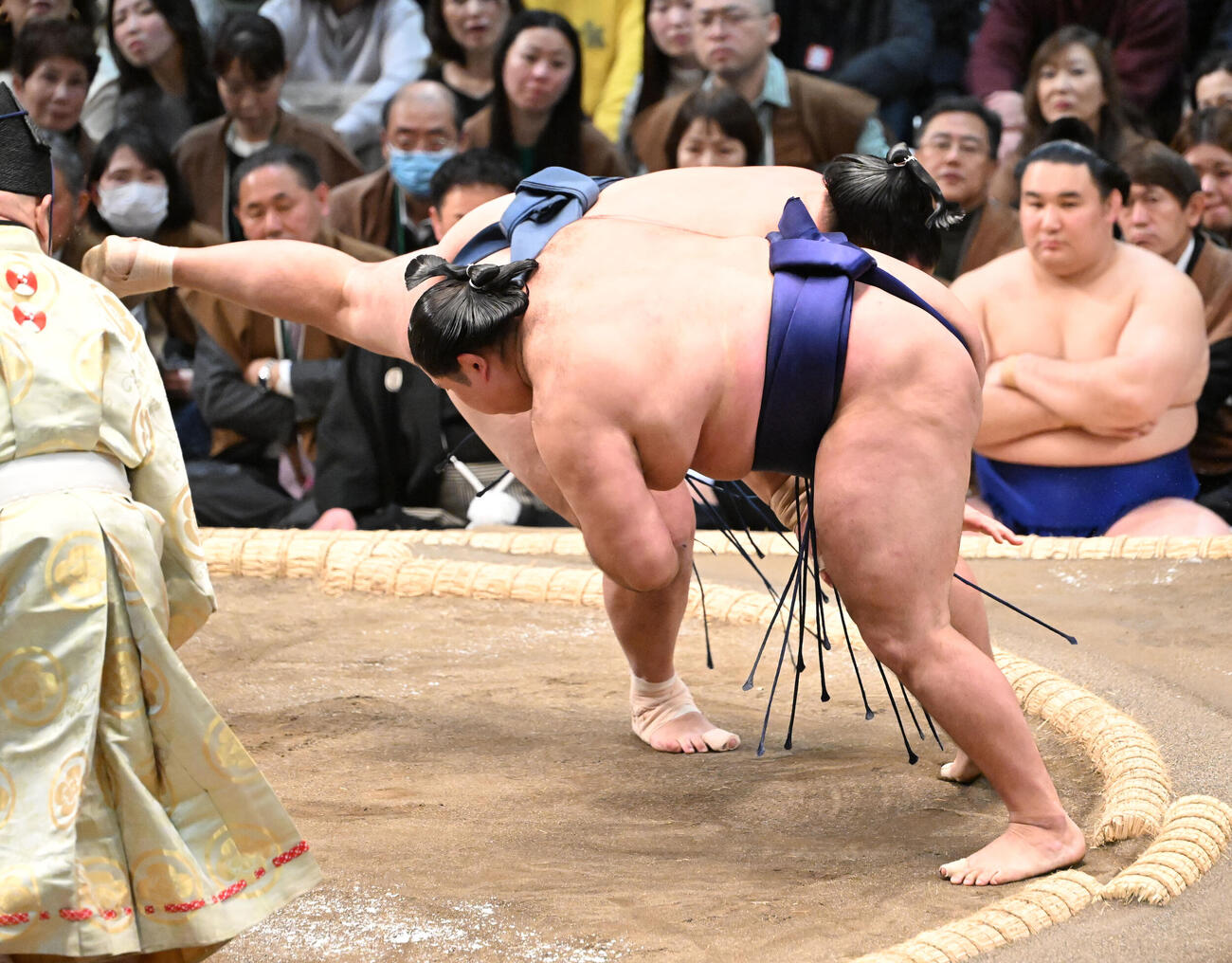 狼雅（手前）は引き落としで玉鷲を破る（撮影・和賀正仁）