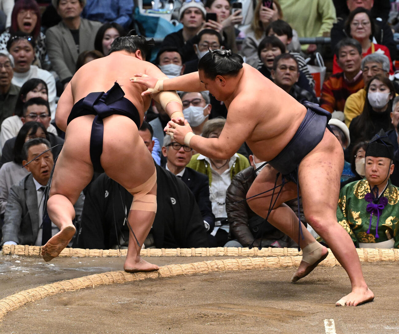 豊昇龍（右）は送り出しで若隆景を破る