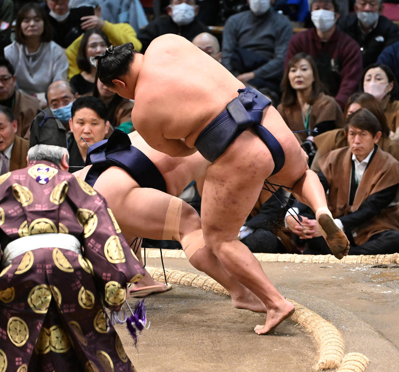 豊昇龍（手前）は送り出しで若隆景を破る（撮影・和賀正仁）