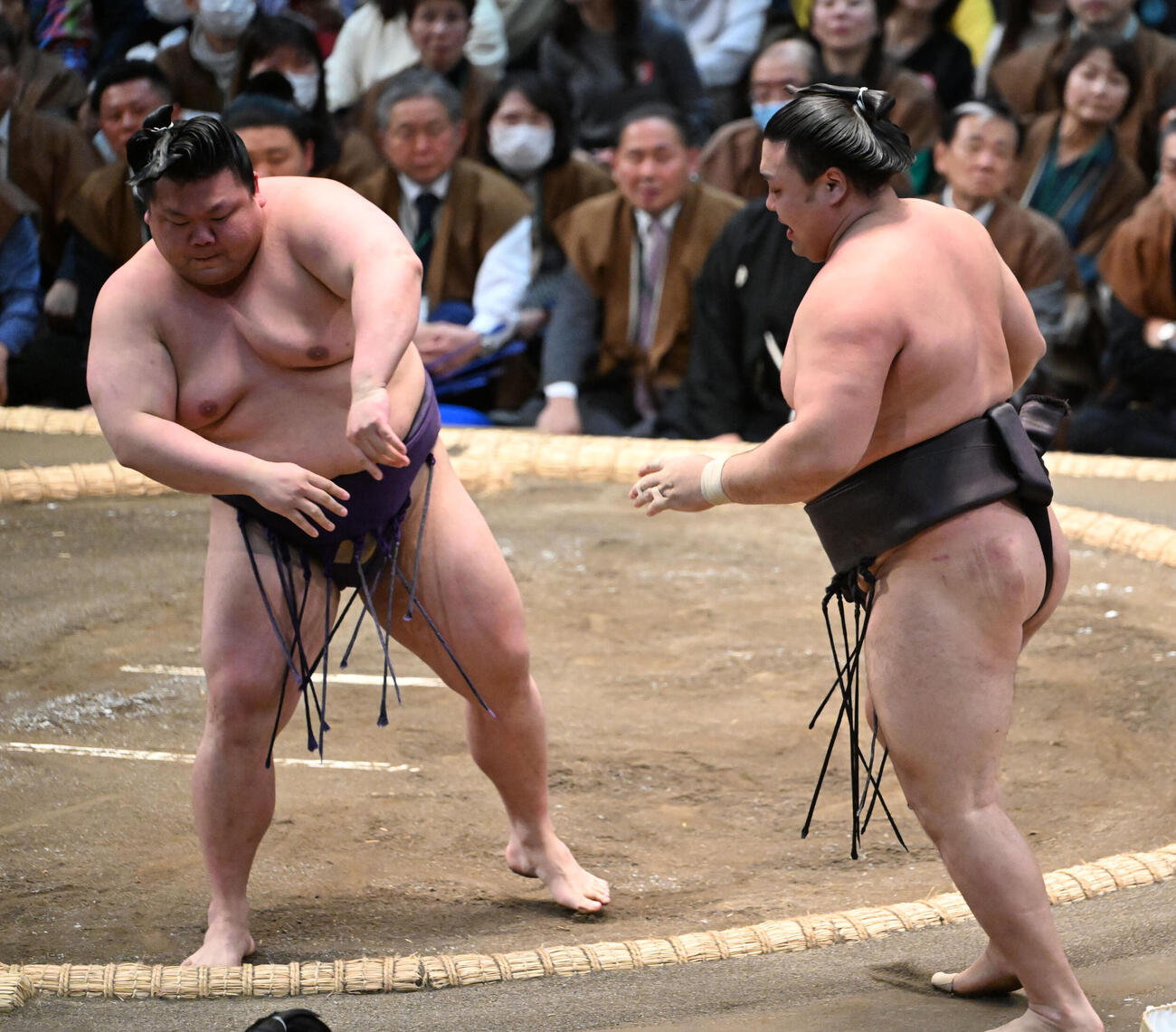 霧島（手前）を押し出しで破る美ノ海（撮影・和賀正仁）