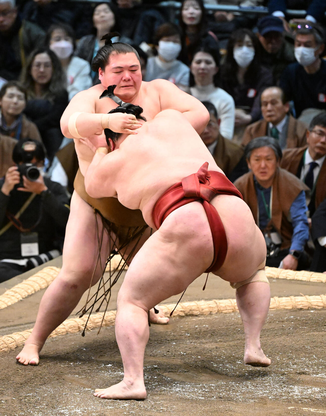 隆の勝（手前）は寄り切りで王鵬を破る（撮影・和賀正仁）