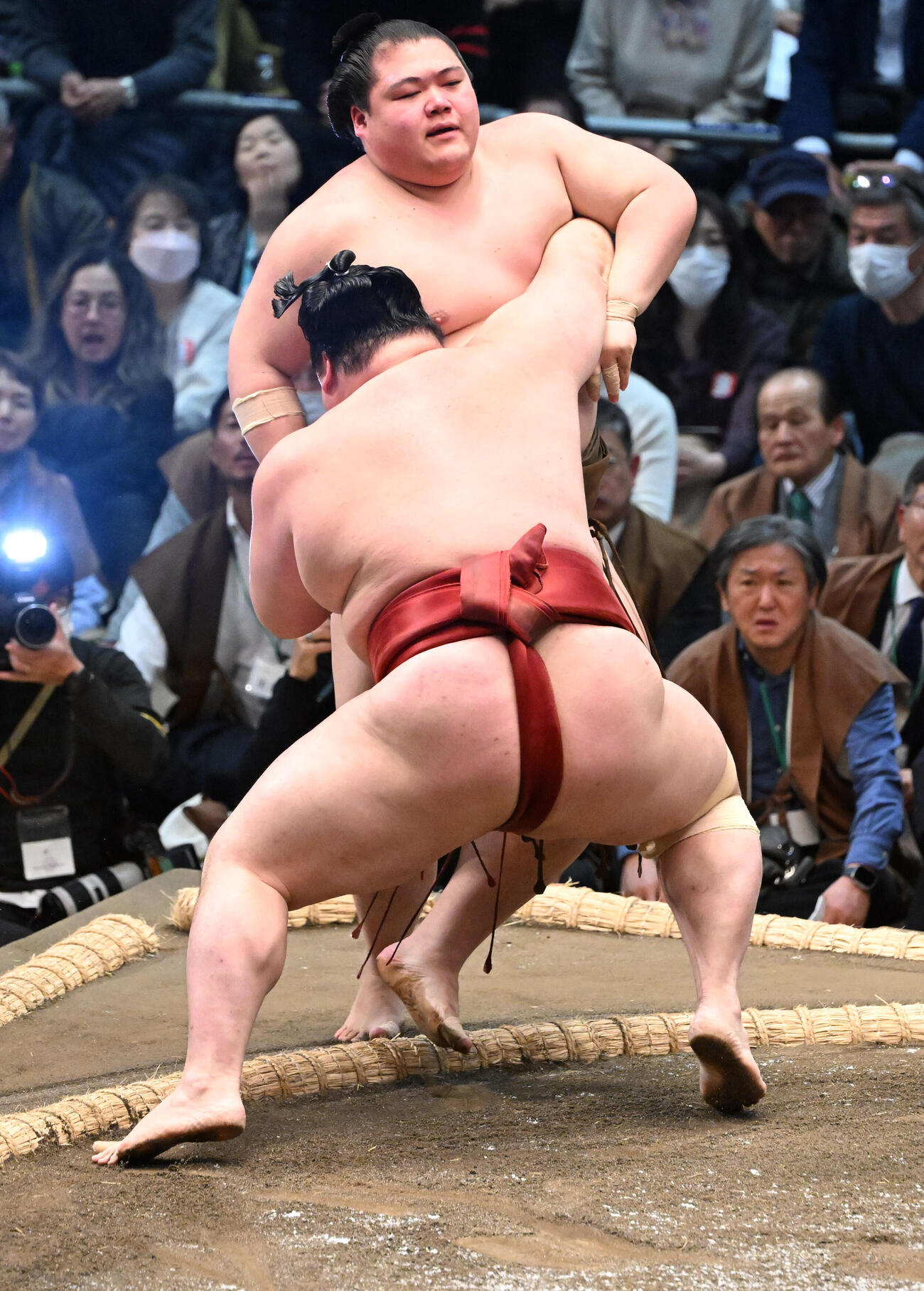 隆の勝（手前）は寄り切りで王鵬を破る（撮影・和賀正仁）