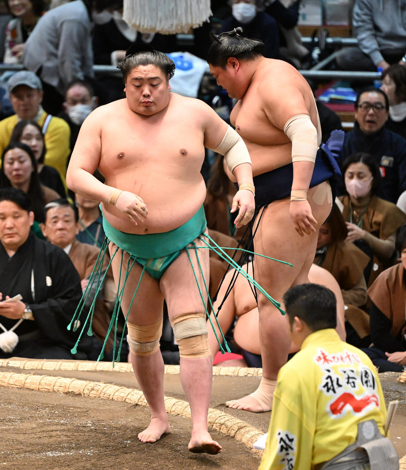 阿炎（右）を押し出しで破る一山本（撮影・和賀正仁）