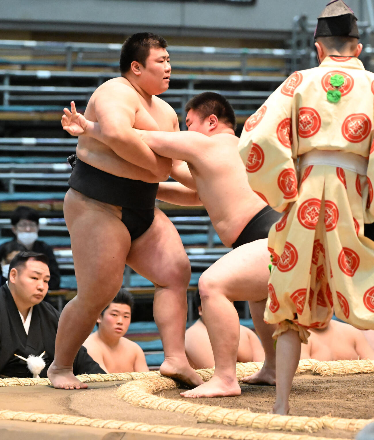 跳乃山（左）を破る中沢（撮影・和賀正仁）