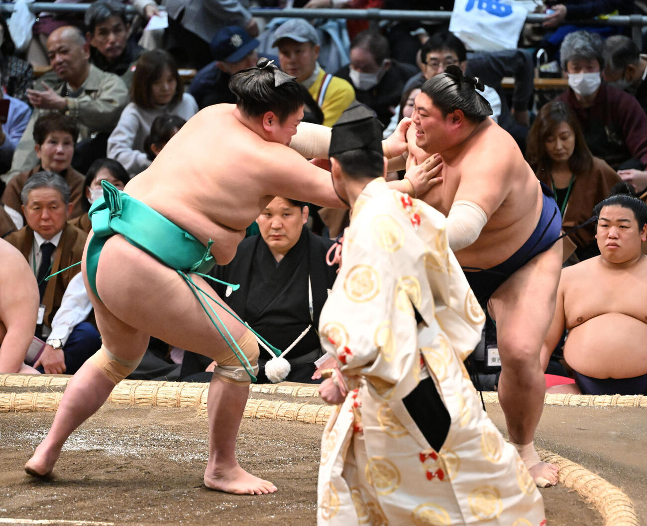 9日、一山本に押し出しで敗れた阿炎（右）（撮影・和賀正仁）