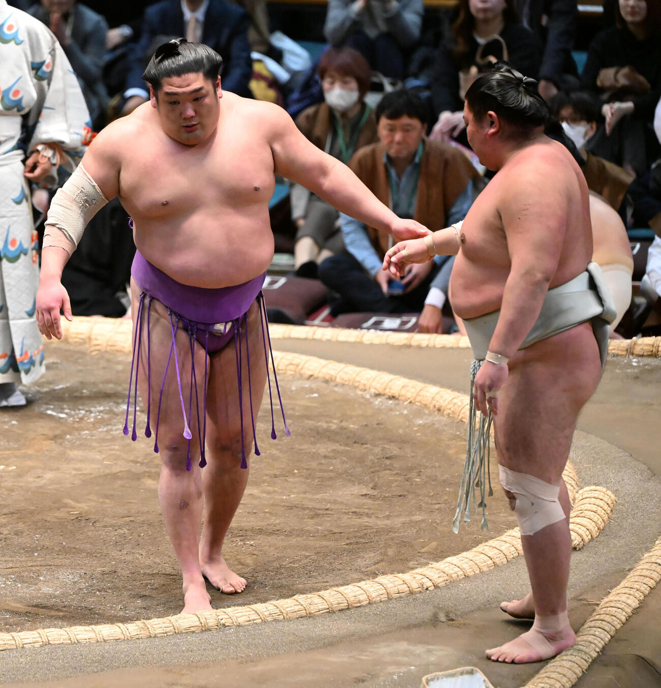 日翔志（右）を寄り切りで破る尊富士（撮影・和賀正仁）