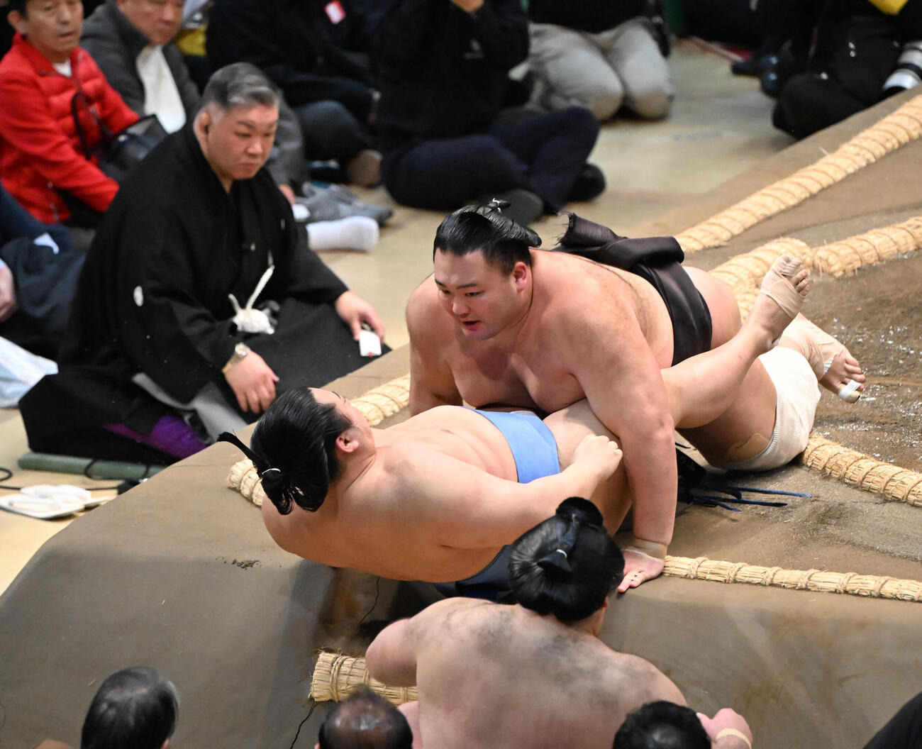 翔猿（手前）は朝乃山に勇み足があり勝ちとなる（撮影・和賀正仁）