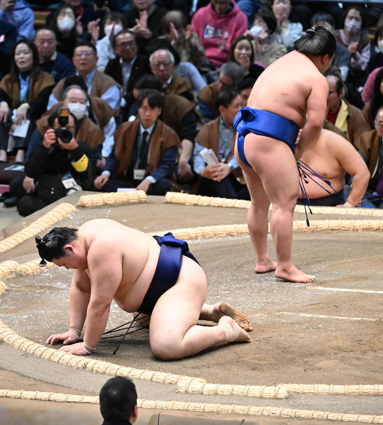 藤ノ川（奥）に引き落としで敗れる大の里（撮影・和賀正仁）