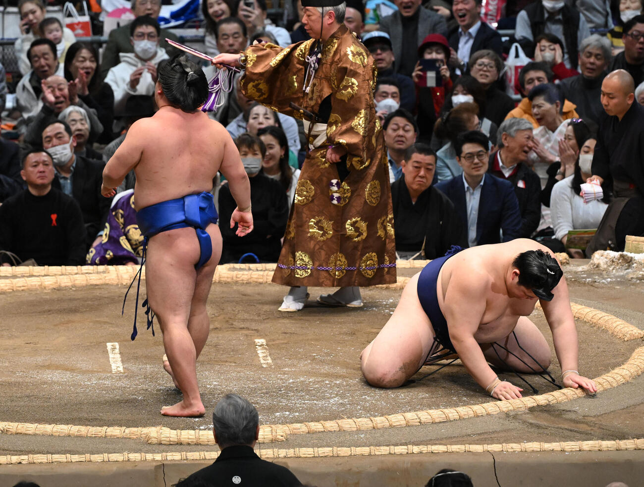 藤ノ川（左）に引き落としで敗れた大の里はしばらく動けず（撮影・朝日新聞）