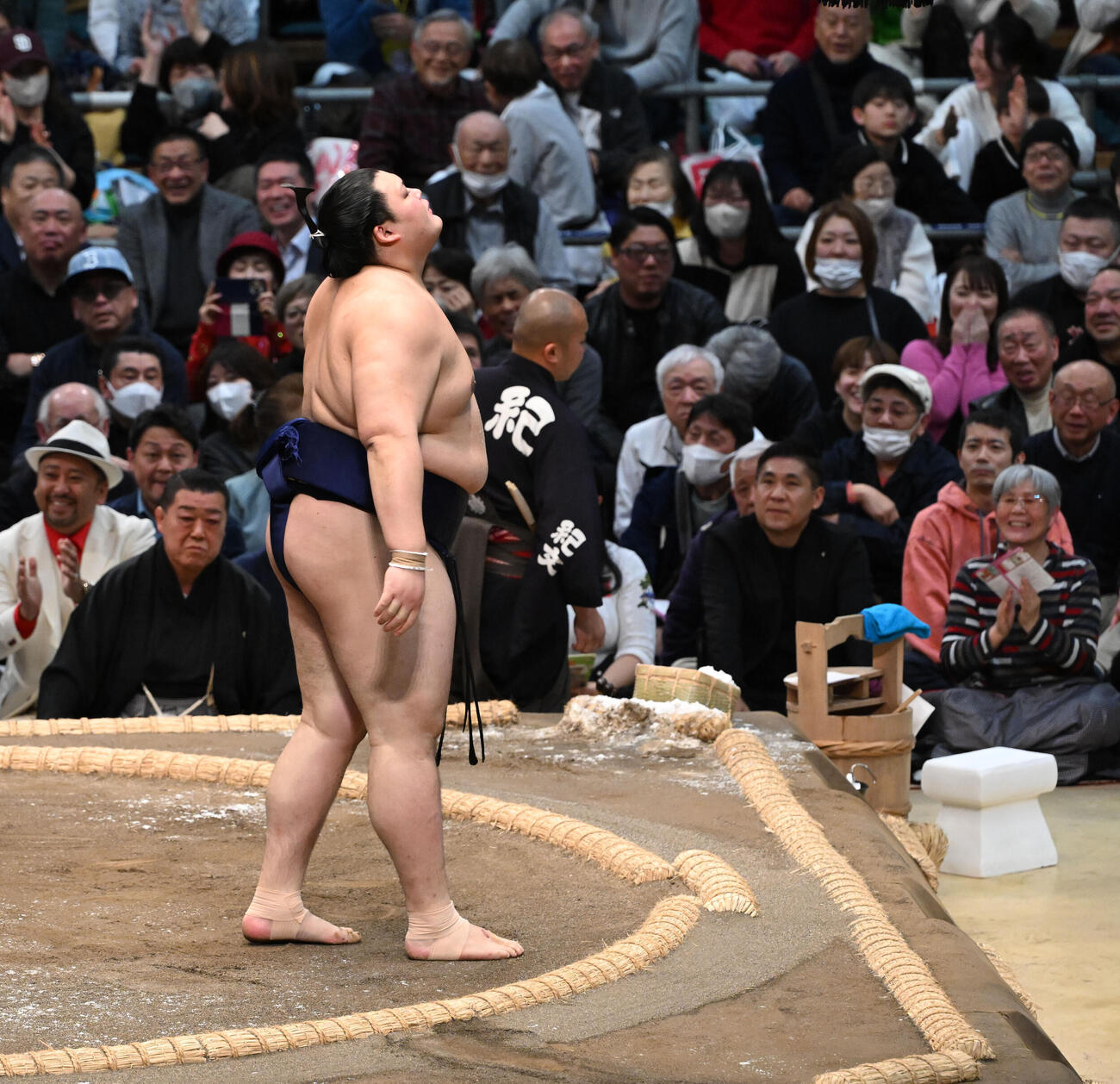 藤ノ川に引き落としで敗れた大の里は天を仰ぐ（撮影・朝日新聞）