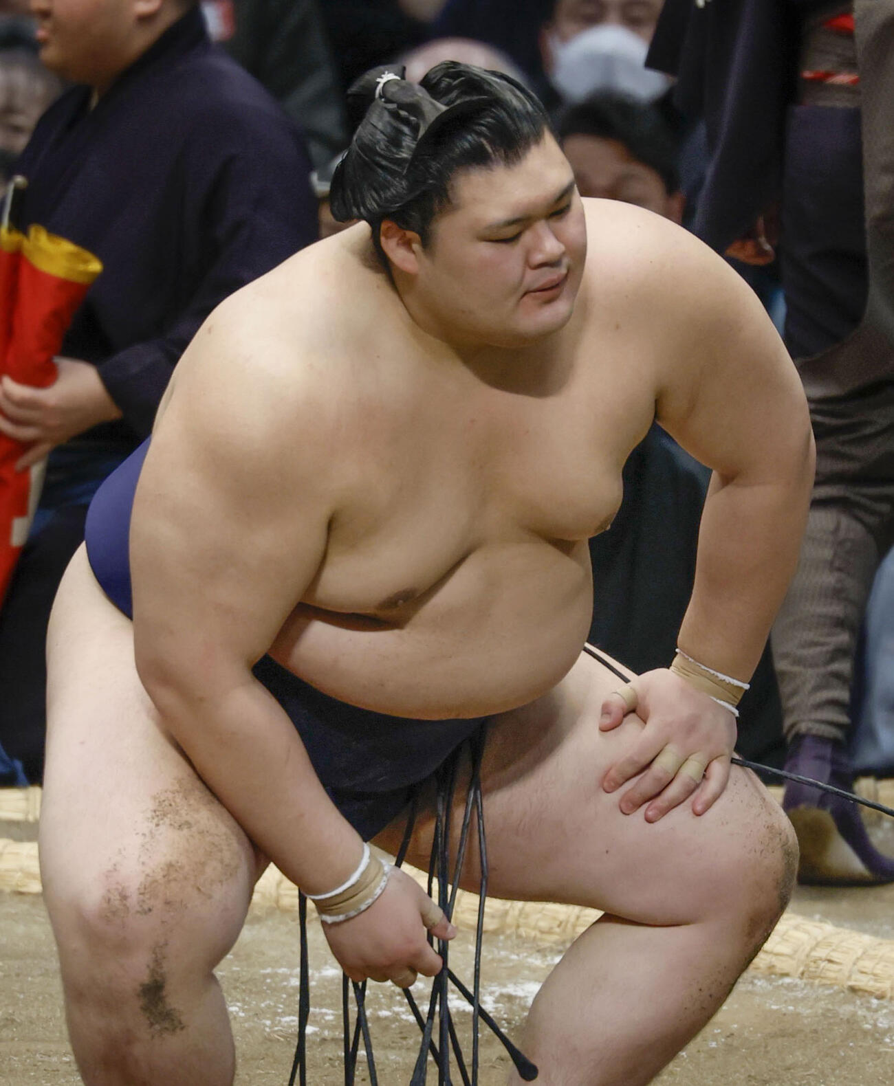 初日から3連敗となり、厳しい表情を見せる大の里（共同）