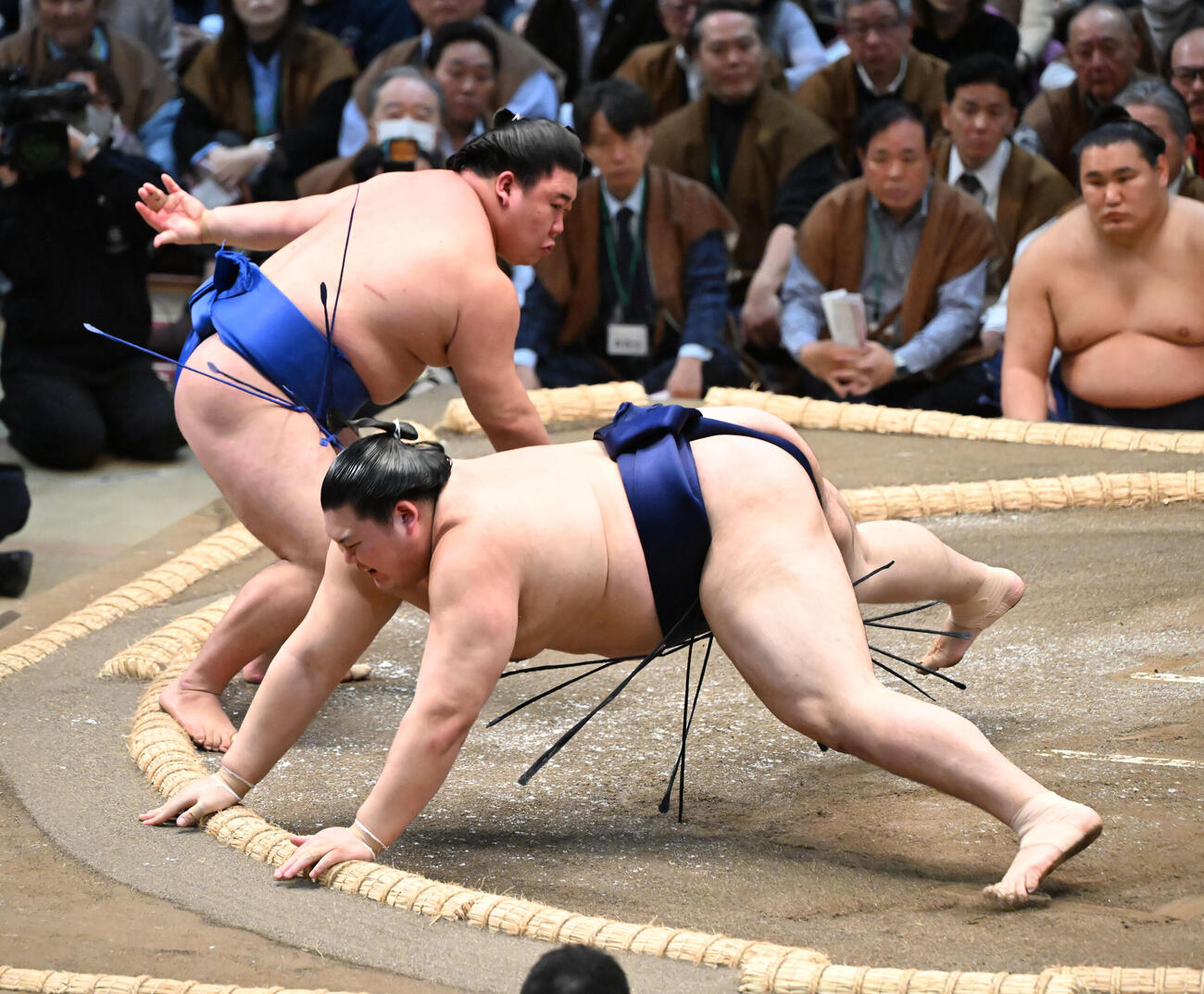 藤ノ川（奥）に引き落としで敗れる大の里（撮影・和賀正仁）