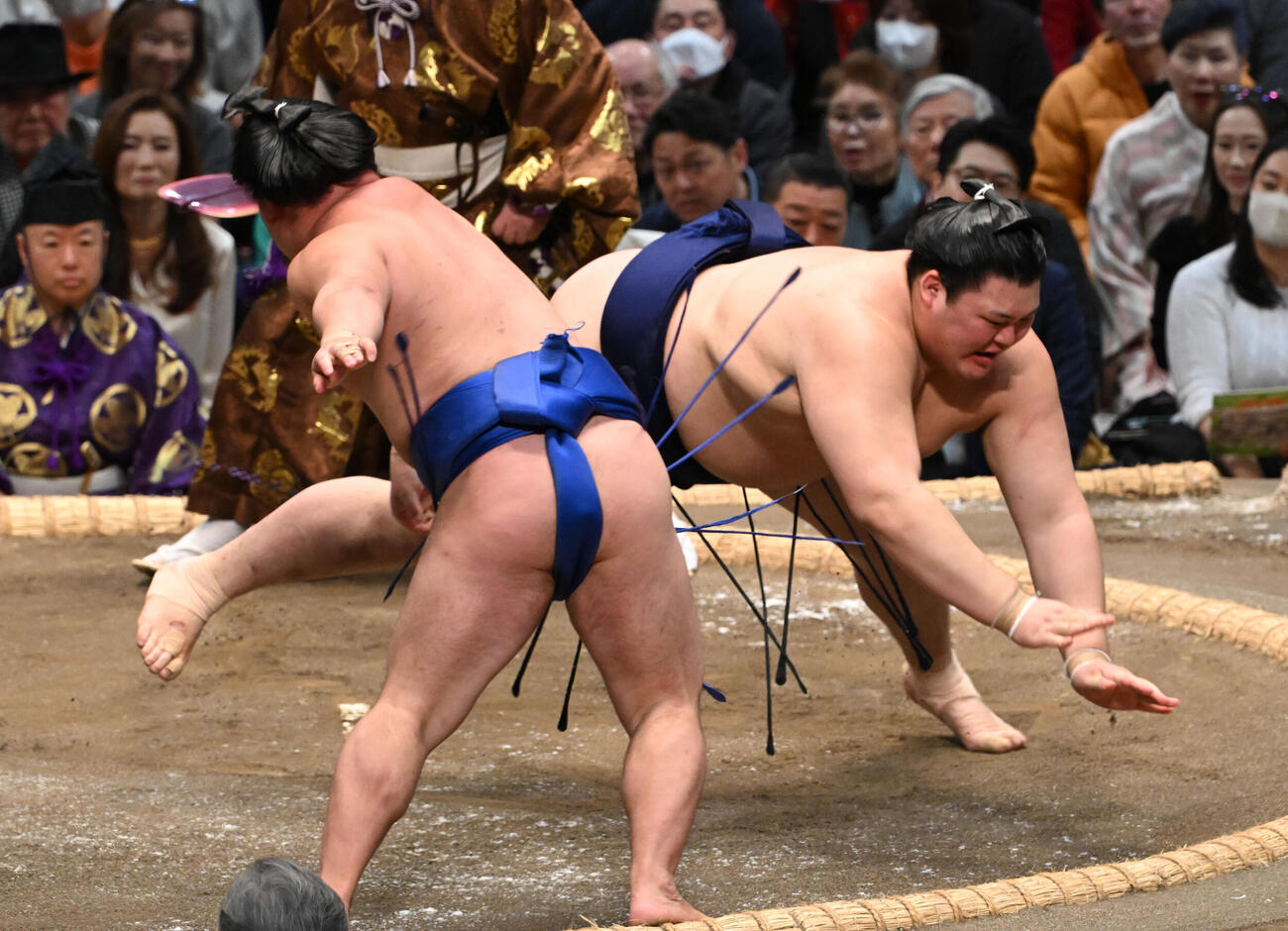 藤ノ川（手前）に引き落としで敗れる大の里（撮影・朝日新聞）
