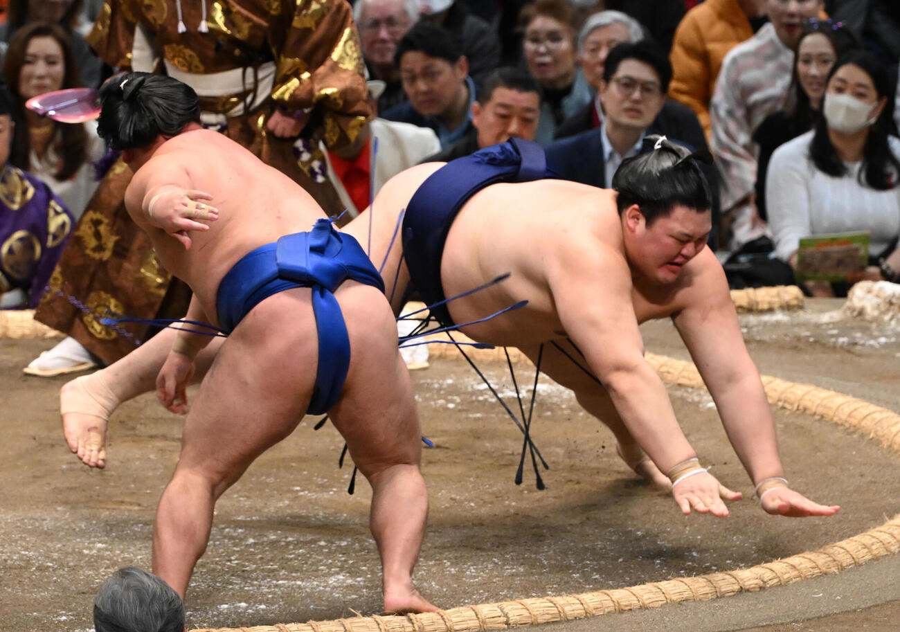藤ノ川（手前）に引き落としで敗れる大の里（撮影・朝日新聞）