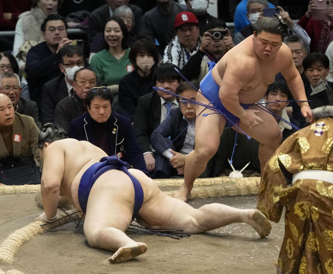 藤ノ川（右）が引き落としで大の里を破る（共同）