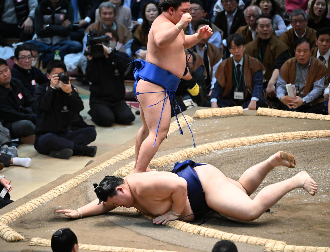 藤ノ川（奥）に引き落としで敗れる大の里（撮影・和賀正仁）