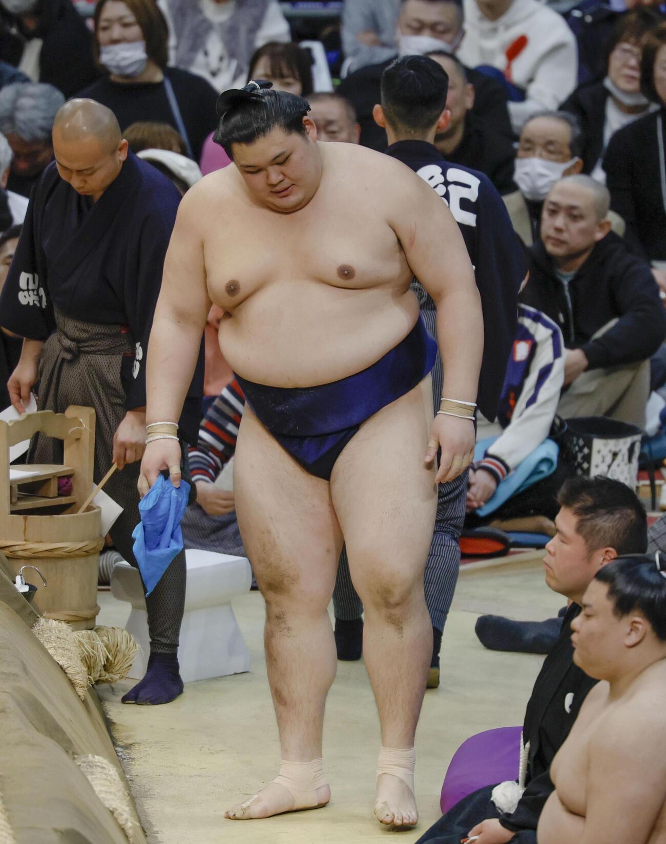 藤ノ川に敗れ、初日から3連敗となった大の里（共同）