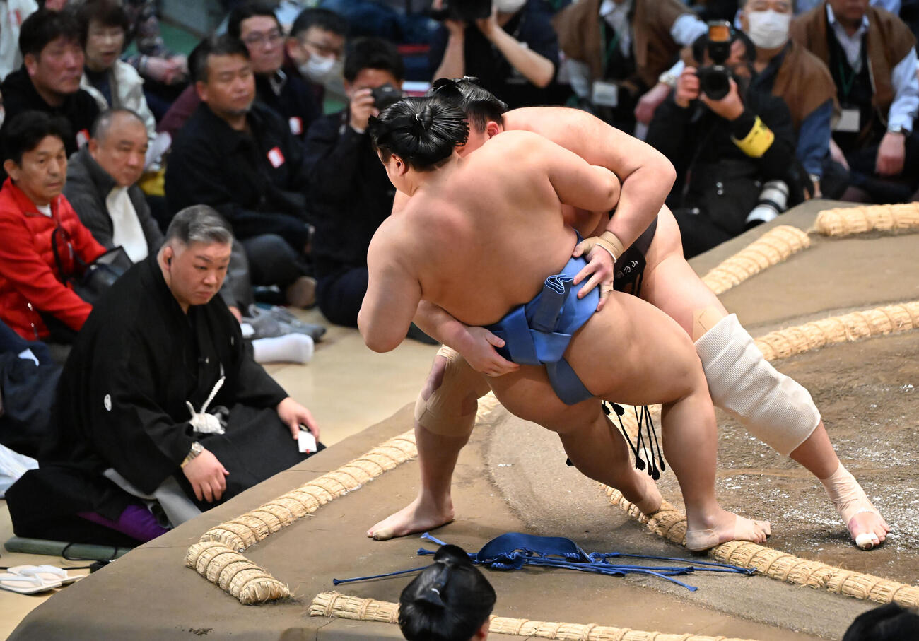翔猿（手前）は朝乃山に勇み足があり勝ちとなる（撮影・和賀正仁）