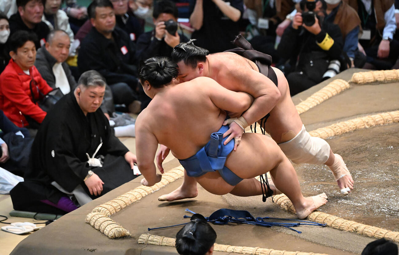 翔猿（手前）は朝乃山に勇み足があり勝ちとなる（撮影・和賀正仁）