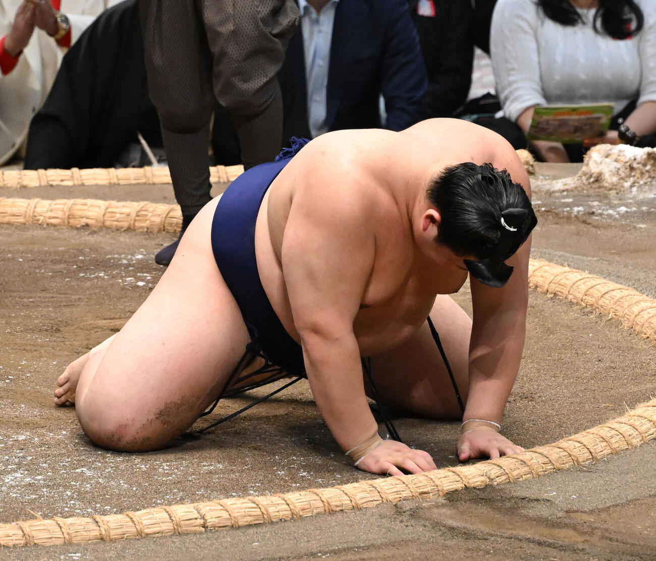 藤ノ川（左）に引き落としで敗れた大の里はしばらく動けず（撮影・朝日新聞）
