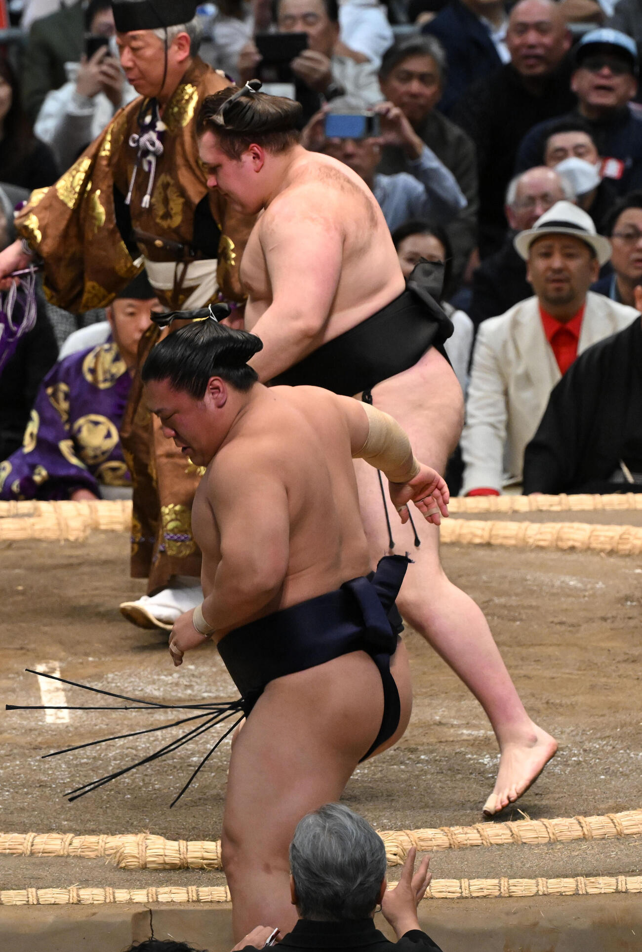 安青錦（奥）は押し出しで若隆景を破る（撮影・朝日新聞）