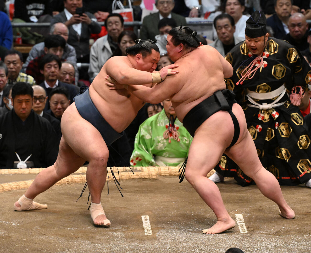 正代（右）と対戦した玉鷲は通算幕内出場回数を歴代1位に並ぶ1470回とした（撮影・朝日新聞）